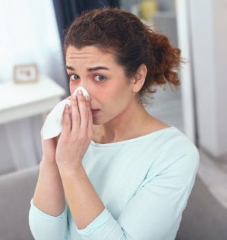 woman experiencing mold exposure symptoms